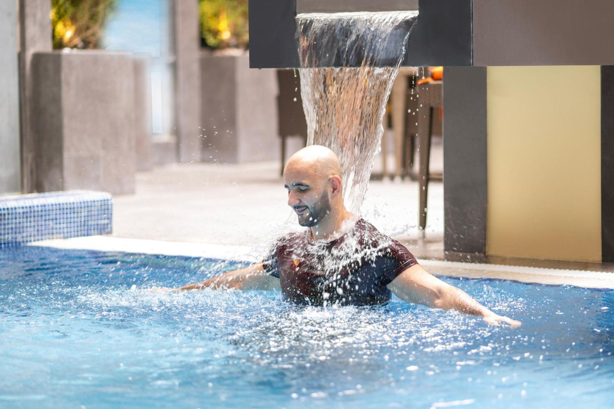Delta Hotels By Marriott City Center Doha Ngoại thất bức ảnh A man swimming in a pool