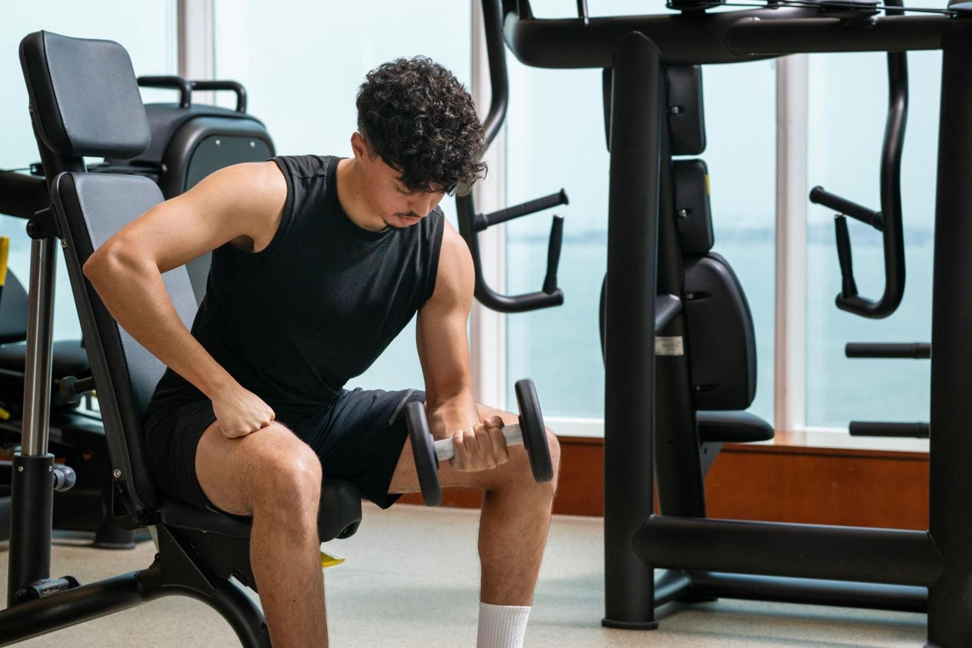 Delta Hotels By Marriott City Center Doha Ngoại thất bức ảnh A man lifting weights