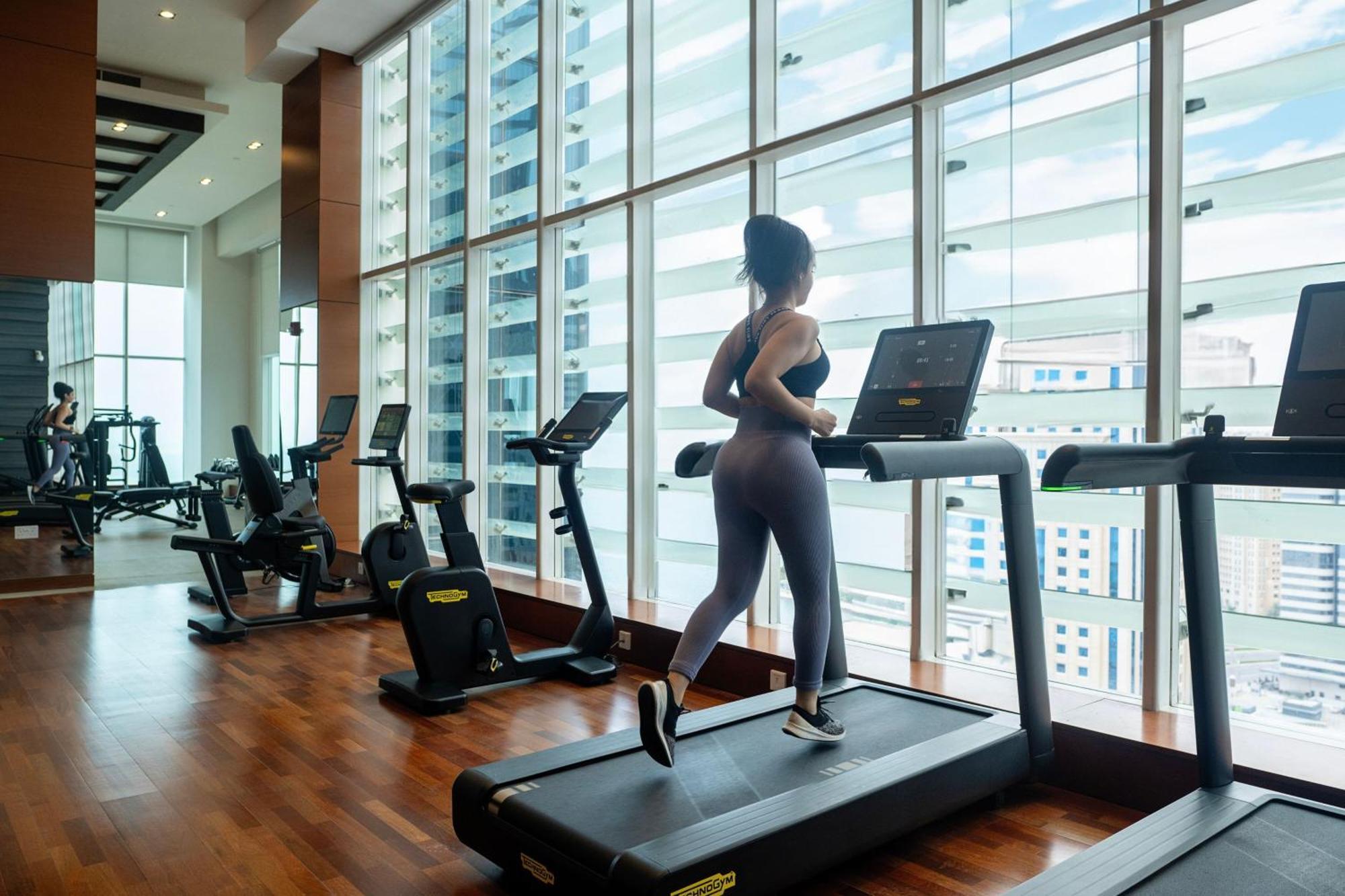 Delta Hotels By Marriott City Center Doha Ngoại thất bức ảnh A woman exercising on a treadmill