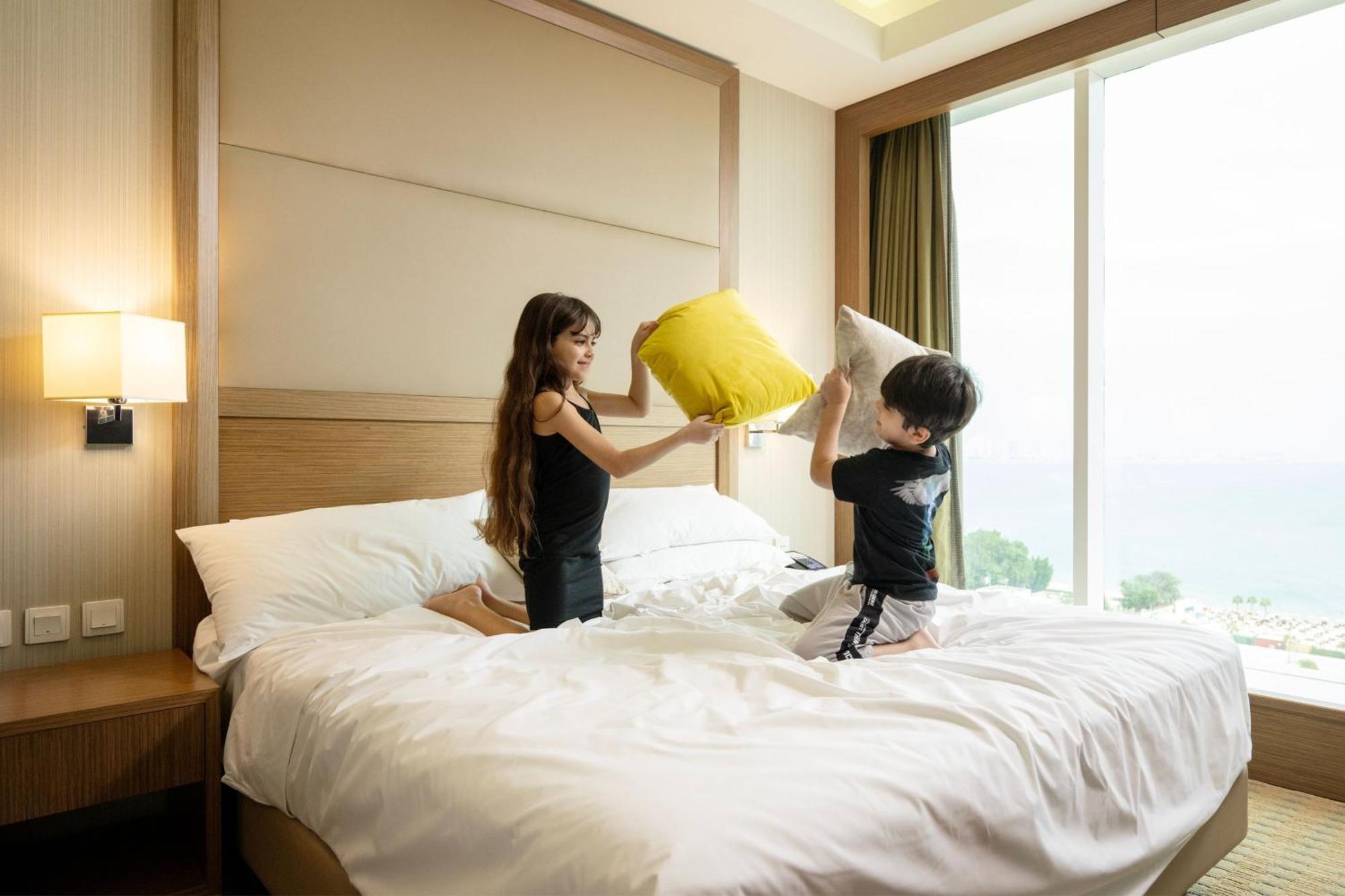 Delta Hotels By Marriott City Center Doha Ngoại thất bức ảnh A pillow fight