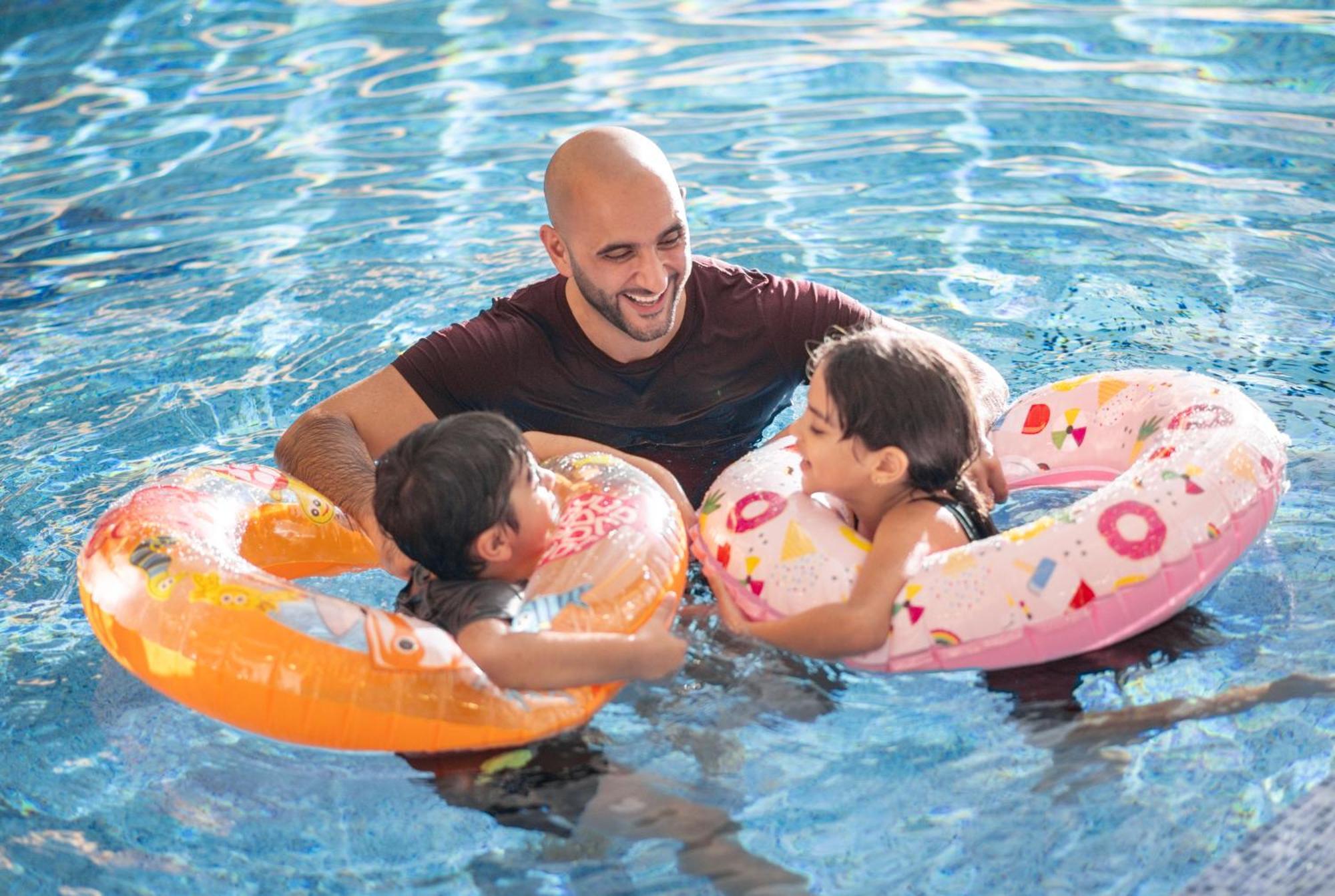 Delta Hotels By Marriott City Center Doha Ngoại thất bức ảnh A father and two children in a swimming pool