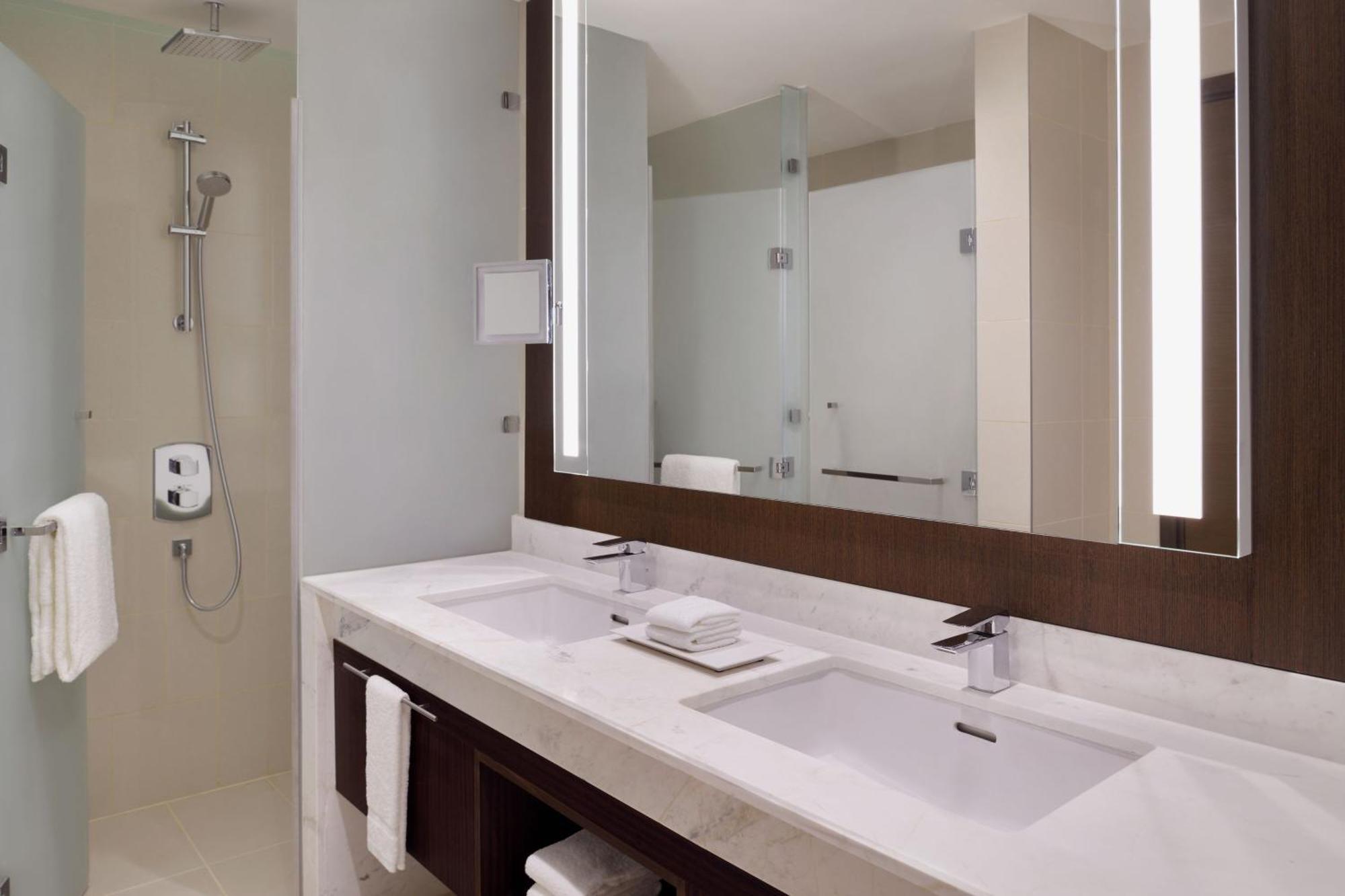 Delta Hotels By Marriott City Center Doha Ngoại thất bức ảnh Bathroom