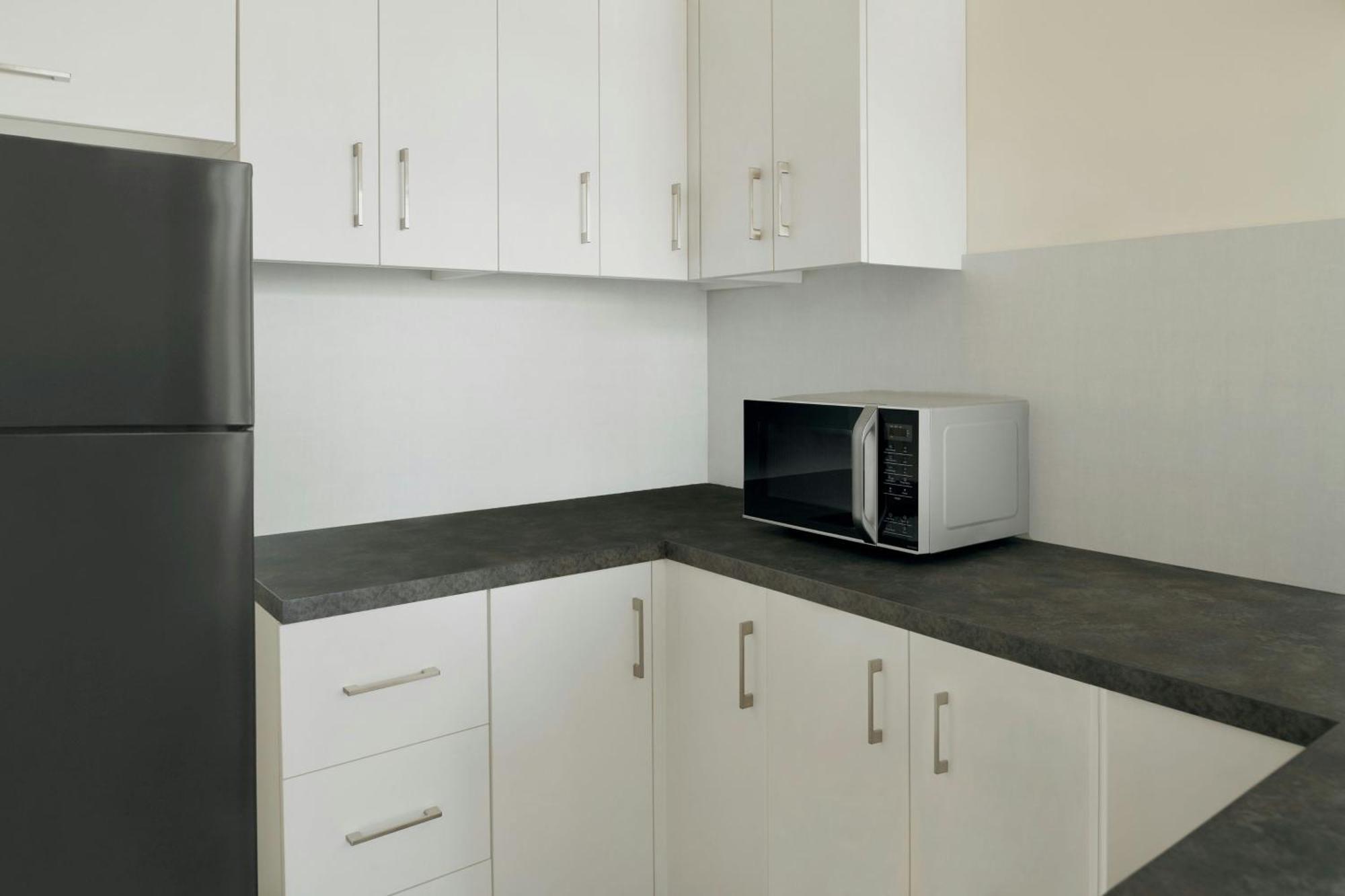 Delta Hotels By Marriott City Center Doha Ngoại thất bức ảnh A typical microwave oven